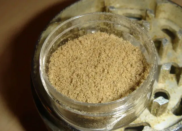 Bote de cristal con kief